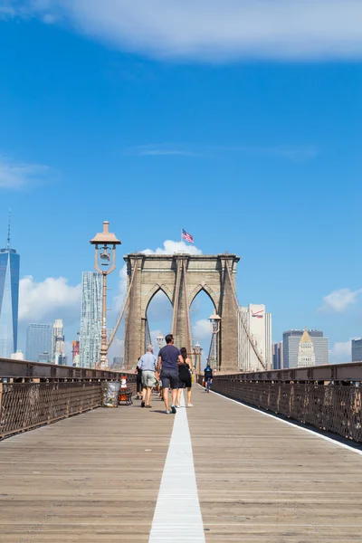 Brooklyn Köprüsü ve insanlar — Stok fotoğraf