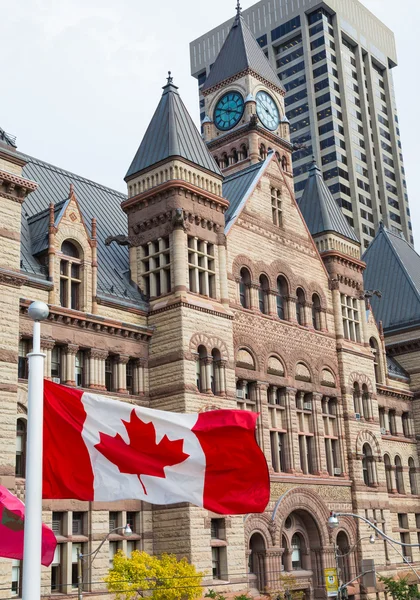 Старая ратуша и флаг Канады — стоковое фото