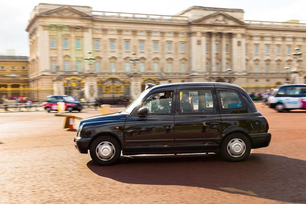 バッキンガム宮殿の外のロンドン タクシー — ストック写真