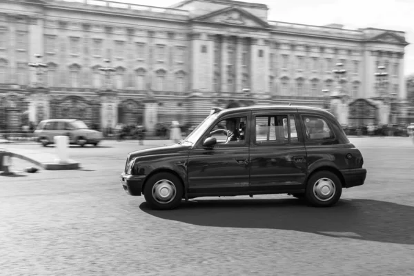 London Taxi vor dem Buckingham Palast — Stockfoto