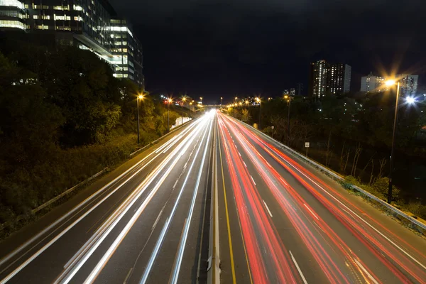 Sentieri leggeri su un'autostrada — Foto Stock