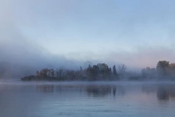 Brume matinale sur la rivière des Outaouais — Photo