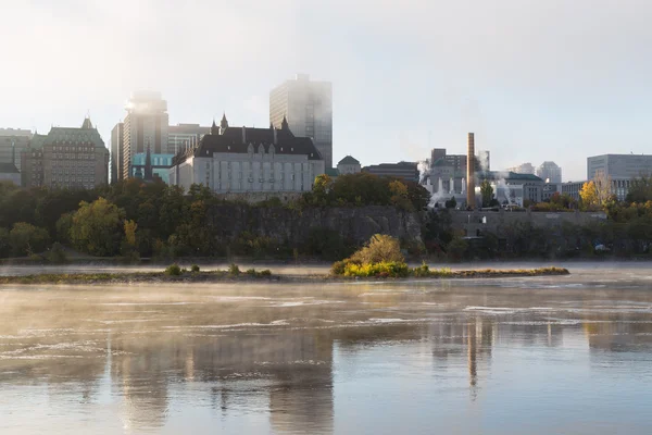 Morgondimman på Ottawafloden — Stockfoto