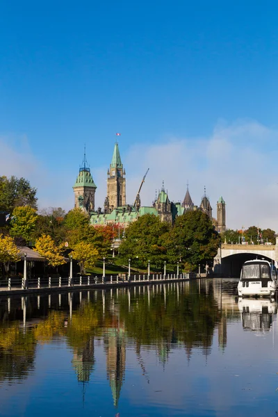 Parliament Hill vanuit het Rideau Kanaal — Stockfoto