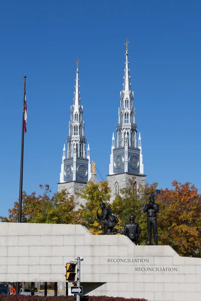 Bazylika Notre-Dame i pomnik — Zdjęcie stockowe