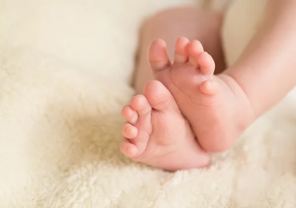 赤ちゃんの足にクローズ アップ — ストック写真