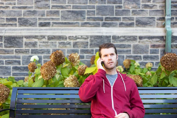 Man on his phone looking worried — Stock Photo, Image