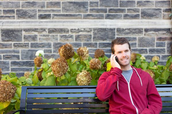 Человек на улице на телефоне
