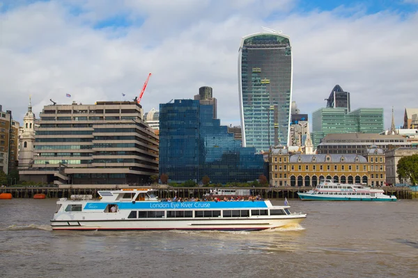 City of London i łodzi turystycznych — Zdjęcie stockowe