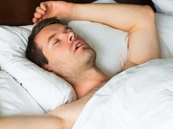 Сон в кровати. Позы спящих людей. Если поднять руку спящего. Лежит с запрокинутой головой. Лежание с поднятыми ногами.