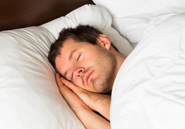 Başını ellerinin üstünde uyuyan adam