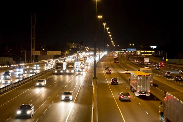 Verkehr auf der Autobahn 401 in der Nacht — Stockfoto