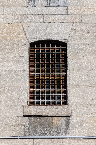 Fenster mit Gittern — Stockfoto