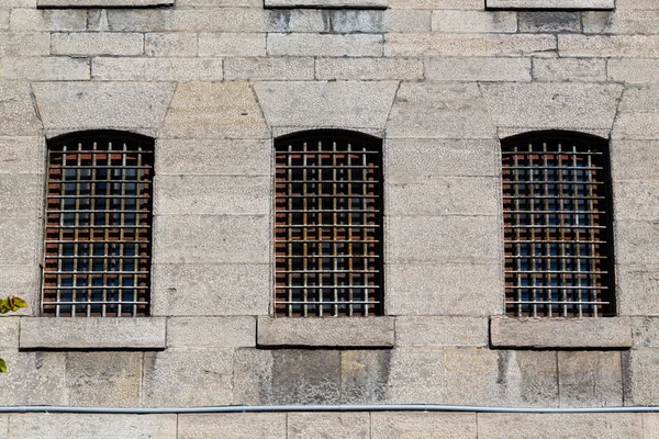 Fenster mit Gittern — Stockfoto