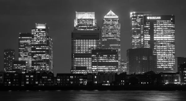 夜のロンドン カナリーワーフします。 — ストック写真