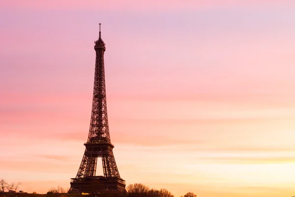 Eiffeltoren bij zonsondergang met kopie ruimte — Stockfoto