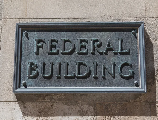 Perto de um cartaz a dizer Edifício Federal — Fotografia de Stock