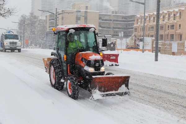 Trator ajudando mudança de neve em Toronto — Fotografia de Stock