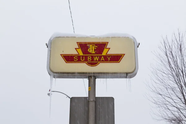 Toronto metro işareti karda — Stok fotoğraf