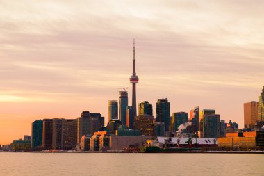Gün batımında doğudan Toronto manzarası parçası
