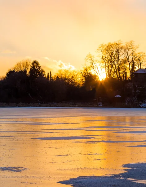 Lago congelado ao pôr-do-sol — Fotografia de Stock