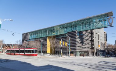 Toronto Üniversitesi işareti Spadina boyunca