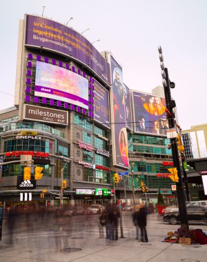Yonge ve Dundas Meydanı Toronto
