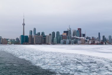 Toronto ve kışın Ontario Gölü