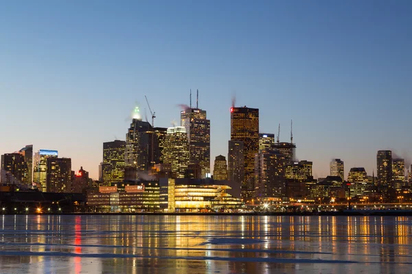 Bâtiments du centre-ville de Toronto en hiver la nuit — Photo