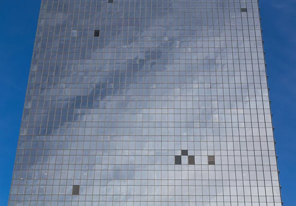 Bâtiment avec panneaux de verre manquants — Photo