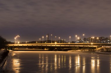 Gece Batı Toronto'da Karayolu Köprüsü