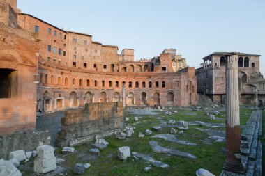 Trajan'ın Pazar (Mercati di Borghese'nin) Roma kalıntıları sırasında güneş