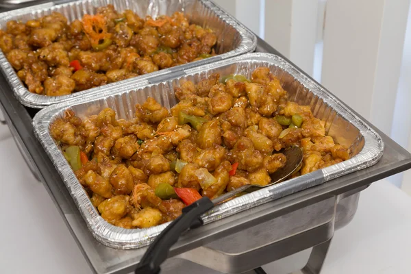 Tatlı ve ekşi tavuk bir açık büfe 