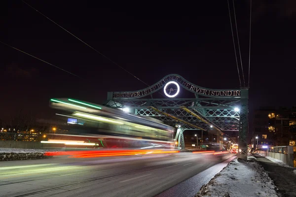 Brücke und Straßenbahn in Toronto bei Nacht — Stockfoto