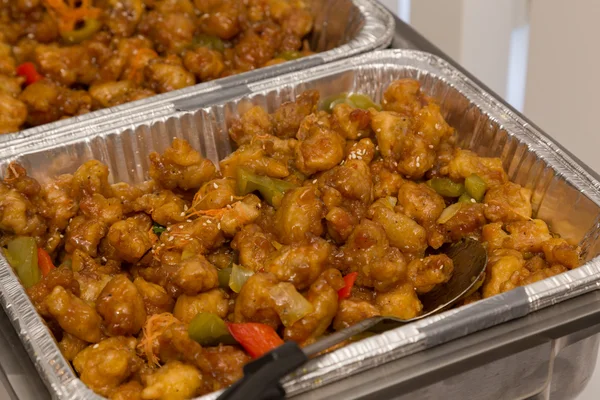 Tatlı ve ekşi tavuk bir açık büfe 