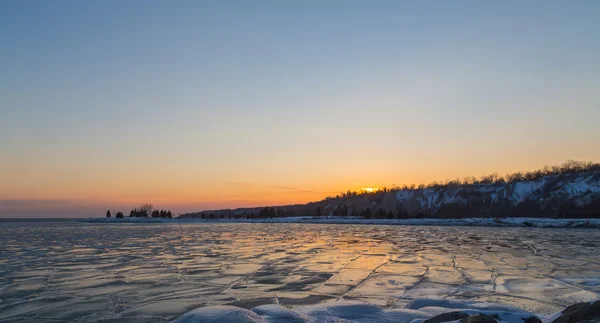 Schilderachtige zonsondergang over een bevroren meer — Stockfoto