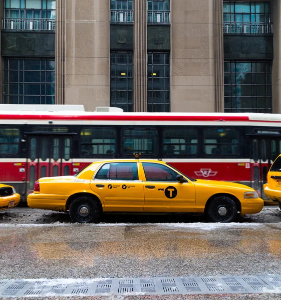 Táxi da cidade de Nova York e um bonde — Fotografia de Stock