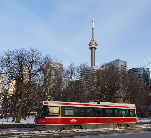 Stará tramvaj v Torontu s Cn Tower v pozadí — Stock fotografie