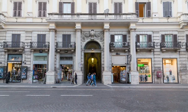 Dükkan ve gün boyunca Roma binalarda — Stok fotoğraf