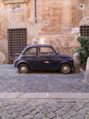 Küçük eski klasik otomobil