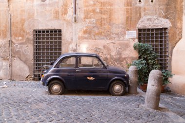 Küçük eski klasik otomobil