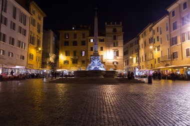 Fontana del Pantheon ve Piazza della Rot, Mısır bir dikilitaş