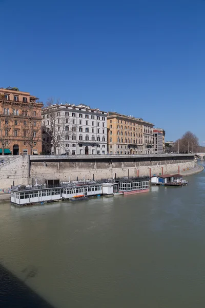 Κτίρια κατά μήκος του ποταμού Τίβερη στη Ρώμη — Φωτογραφία Αρχείου