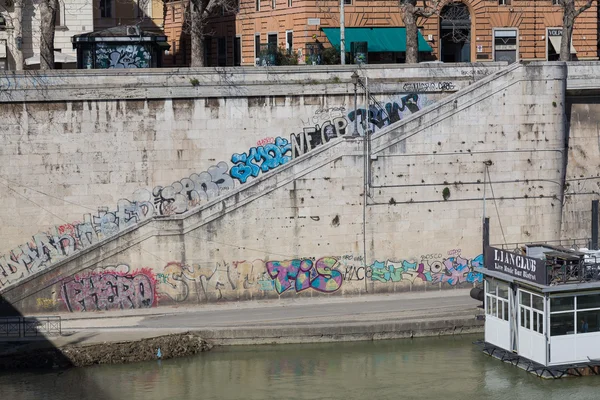 Graffiti langs de rivier de Tiber — Stockfoto