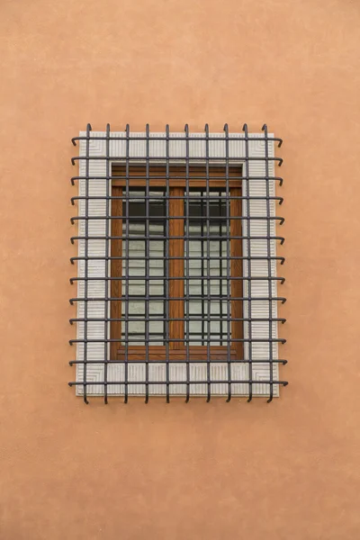 Bir pencere üzerinde koruyucu barlar — Stok fotoğraf