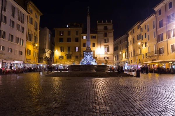 Fontana del Pantheon en een Egyptische obelisk op de Piazza della Rot — Stockfoto