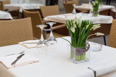 Venedik'te bir restoranda masa