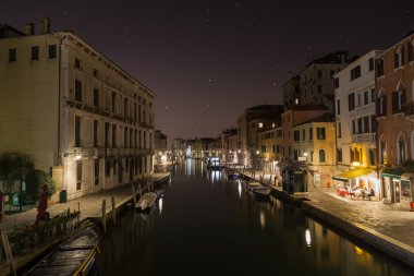 Binalar ve lagün Venedik geceleri