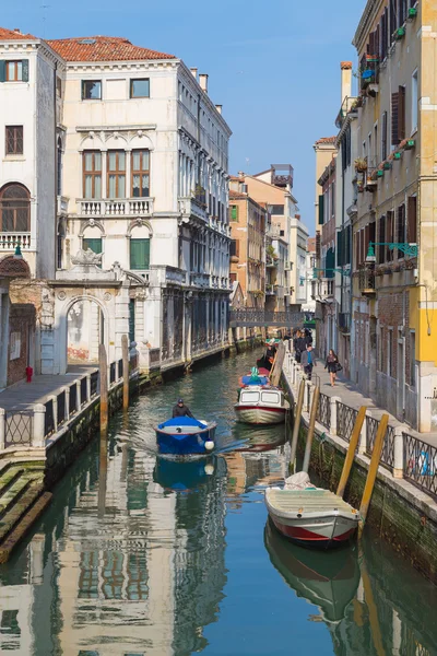 Edifici e barche a Venezia — Foto Stock