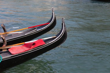 Tatlı bölümü gondol tekneler ile